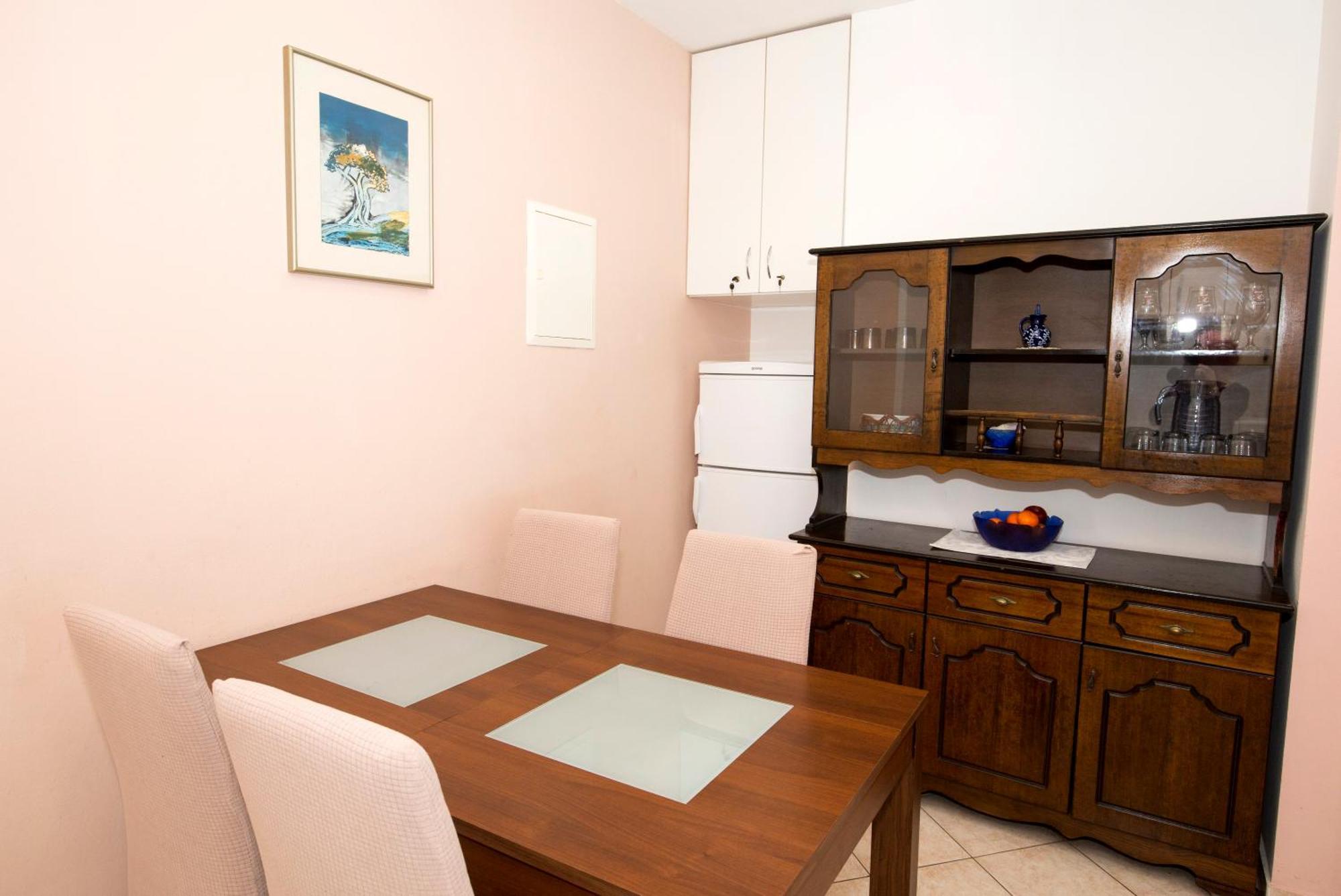 Apartman Roza 奥米什 外观 照片