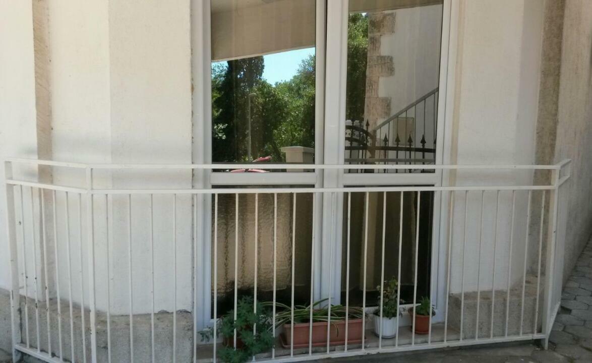 Apartman Roza 奥米什 外观 照片